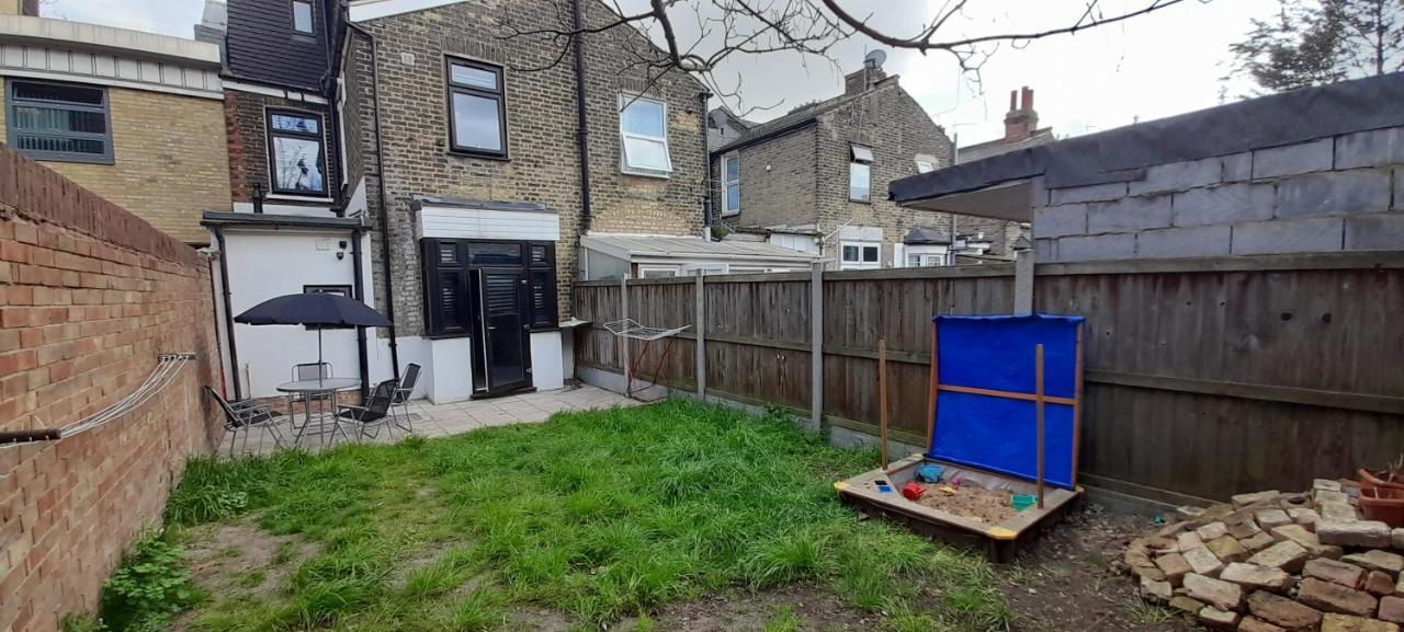 Comfy Fenia Stay London Exterior photo