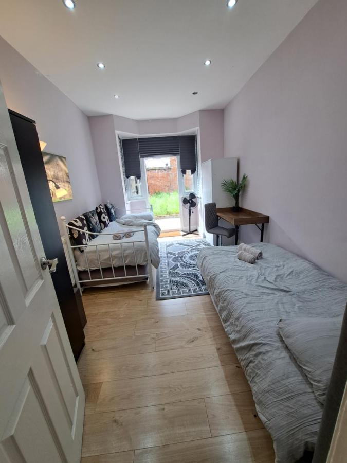 Comfy Fenia Stay London Exterior photo